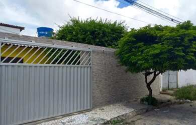 Imagem: A casa possui 4 Dormitórios, 3 Banheiros, 1 Vaga na garagem