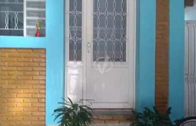 Imagem: A casa possui 3 Dormitórios, 2 Banheiros, 3 Vagas na garagem