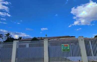 Imagem: A casa possui 4 Dormitórios, 4 Banheiros, 5 Vagas na garagem