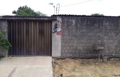 Imagem: A casa possui 3 Dormitórios, 1 Banheiro, 2 Vagas na garagem