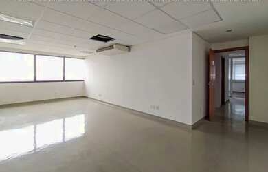 Imagem: O depósito possui 5 Vagas na garagem e 213m² de Área e está