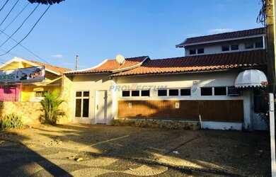 Imagem: A casa possui 2 Dormitórios, 3 Banheiros, 4 Vagas na garagem