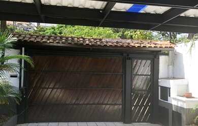 Imagem: A casa possui 4 Dormitórios, 3 Banheiros, 4 Vagas na garagem