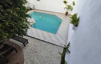 Imagem: A casa possui 4 Dormitórios, 3 Banheiros, 3 Vagas na garagem