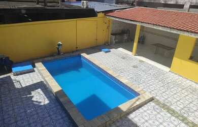 Imagem: A casa possui 5 Dormitórios, 3 Banheiros, 2 Vagas na garagem