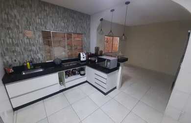 Imagem: A casa possui 3 Dormitórios, 3 Banheiros, 2 Vagas na garagem