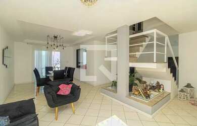 Imagem: A casa para alugar possui 4 Dormitórios, 5 Banheiros, 2 Vagas