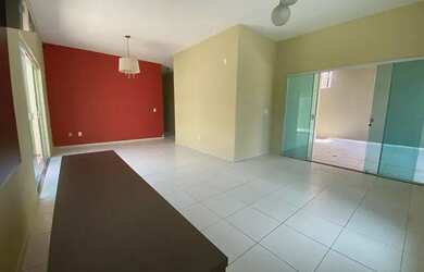 Imagem: A casa possui 4 Dormitórios, 2 Banheiros, 5 Vagas na garagem