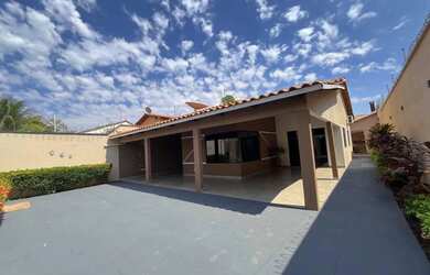 Imagem: A casa possui 3 Dormitórios, 3 Banheiros, 4 Vagas na garagem