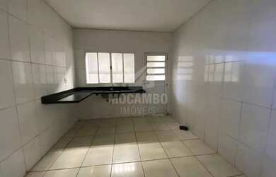 Imagem: A casa possui 3 Dormitórios, 1 Banheiro, 2 Vagas na garagem