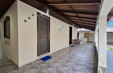 Imagem: A casa possui 3 Dormitórios, Acomodam 5 pessoas, 2 Vagas na