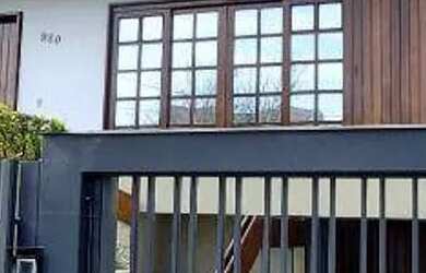 Imagem: A casa possui 3 Dormitórios, 4 Banheiros, 5 Vagas na garagem