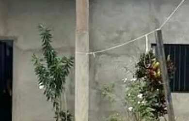 Imagem: A casa possui 2 Dormitórios, 1 Banheiro, 2 Vagas na garagem