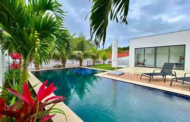 Imagem: A casa em condomínio possui 5 Dormitórios, 5 Banheiros, 4