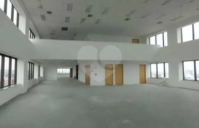 Imagem: O depósito possui 5 Vagas na garagem e 308m² de Área e está