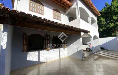 Imagem: A casa possui 3 Dormitórios, 1 Banheiro, 2 Vagas na garagem