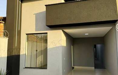 Imagem: A casa possui 3 Dormitórios, 2 Banheiros, 2 Vagas na garagem