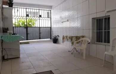 Imagem: A casa possui 3 Dormitórios, 2 Banheiros, 1 Vaga na garagem