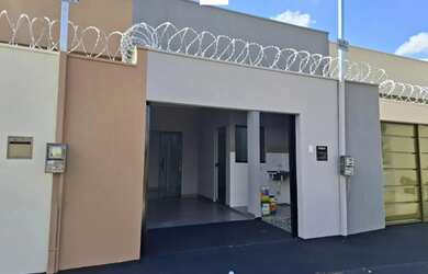 Imagem: A casa possui 2 Dormitórios, 1 Banheiro, 1 Vaga na garagem