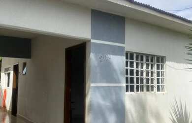 Imagem: A casa possui 2 Dormitórios, 1 Banheiro, 2 Vagas na garagem