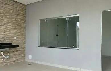 Imagem: A casa possui 3 Dormitórios, 2 Banheiros, 2 Vagas na garagem