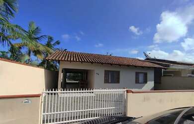 Imagem: A casa possui 3 Dormitórios, Acomodam 8 pessoas, 2 Vagas na