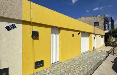 Imagem: A casa possui 3 Dormitórios, 2 Banheiros e está localizado