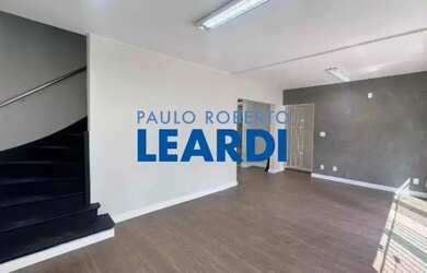 Imagem: A casa possui 5 Dormitórios, 5 Banheiros, 3 Vagas na garagem