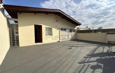 Imagem: A casa possui 3 Dormitórios, 1 Banheiro, 5 Vagas na garagem