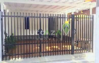 Imagem: A casa possui 3 Dormitórios, 2 Banheiros, 2 Vagas na garagem