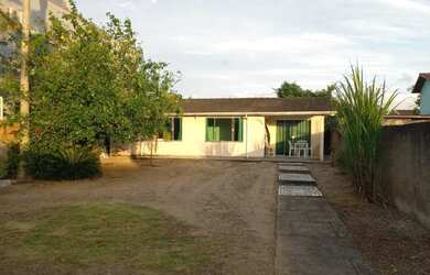 Imagem: A casa possui 3 Dormitórios, Acomodam 8 pessoas, 4 Vagas na