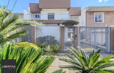 Imagem: A casa possui 4 Dormitórios, 5 Banheiros, 2 Vagas na garagem