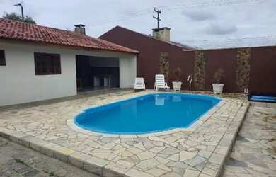 Imagem: A casa possui 4 Dormitórios, Acomodam 12 pessoas, 2 Vagas na