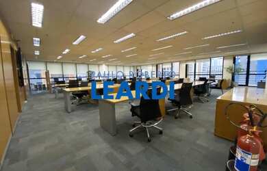 Imagem: O depósito possui 5 Vagas na garagem, 460m² de Área e está