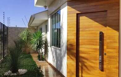 Imagem: A casa possui 3 Dormitórios, 2 Banheiros, 251m² de Área e