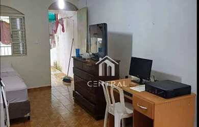 Imagem: A casa possui 3 Dormitórios, 2 Banheiros, 1 Vaga na garagem