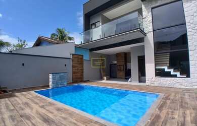 Imagem: A casa possui 4 Dormitórios, 5 Banheiros, 2 Vagas na garagem