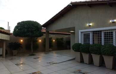 Imagem: A casa possui 4 Dormitórios, 4 Banheiros, 5 Vagas na garagem