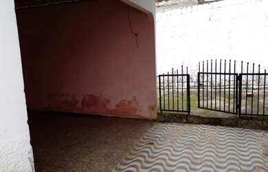 Imagem: A casa possui 4 Dormitórios, 2 Banheiros, 4 Vagas na garagem