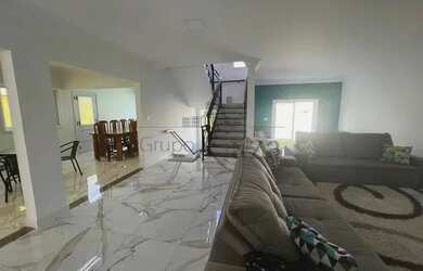 Imagem: A casa em condomínio possui 4 Dormitórios, 5 Banheiros, 5