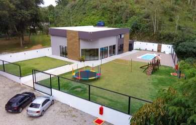 Imagem: A casa possui 2 Dormitórios, 5 Vagas na garagem e está localizado