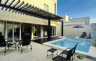 Imagem: A casa em condomínio possui 4 Dormitórios, 5 Banheiros, 4