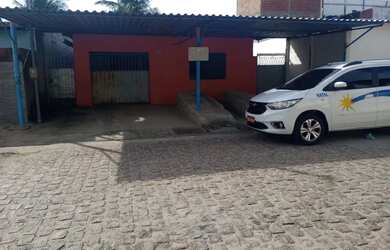 Imagem: A casa possui 3 Dormitórios, 1 Banheiro, 2 Vagas na garagem