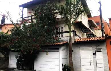 Imagem: A casa possui 2 Dormitórios, 2 Banheiros, 2 Vagas na garagem