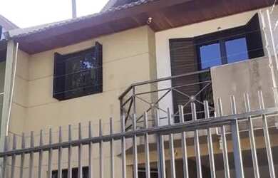 Imagem: A casa possui 3 Dormitórios, 3 Banheiros, 2 Vagas na garagem