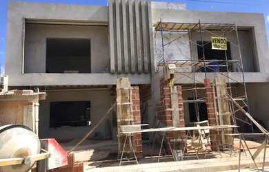 Imagem: A casa possui 3 Dormitórios e 4 Banheiros e está localizado