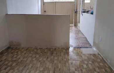 Imagem: A casa possui 1 Dormitório, 1 Banheiro, 1 Vaga na garagem e