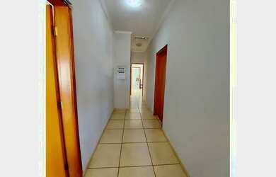 Imagem: A casa possui 5 Dormitórios, 5 Banheiros, 4 Vagas na garagem