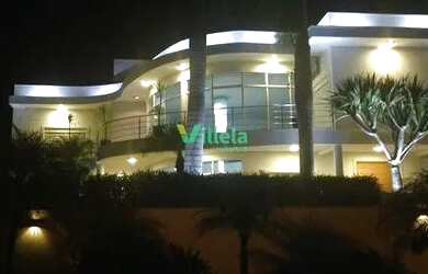 Imagem: A casa possui 4 Dormitórios, 5 Banheiros, 5 Vagas na garagem