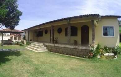 Imagem: A casa possui 4 Dormitórios, 4 Banheiros, 5 Vagas na garagem